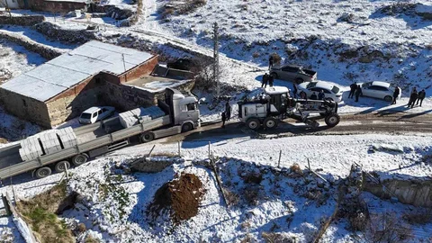 Elazığ'da Mahsur Kalan Tır Kurtarıldı