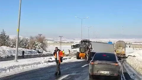 Diyarbakır'da Buzlanma Nedeniyle Tır Yoldan Çıktı