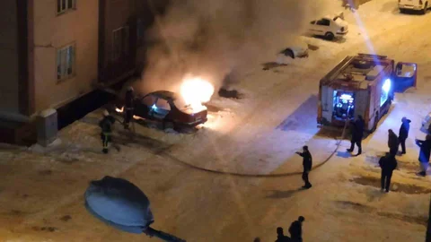 Van’da Park Halindeki Araç Yandı