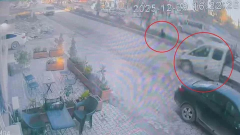 Hatay'da Çocuk Ölümden Döndü