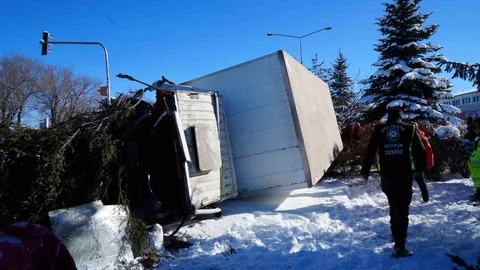 Erzurum'da Kamyon Devrildi
