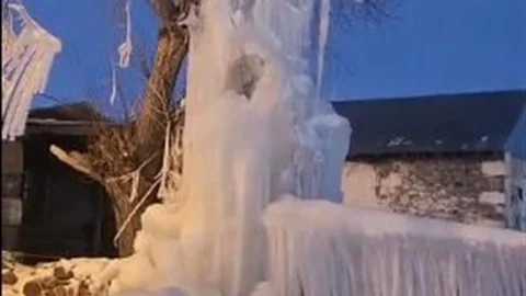 Dondurucu Soğuklarda Su Patlağı Buz Kütlesi Oldu