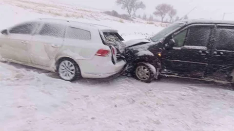 Karlı Yolda Araç Çarpışması