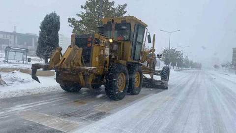 Şanlıurfa'da Kar Mücadelesi Devam Ediyor