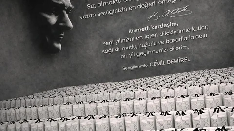 Cemil Demirel'den Çocuklara Kışlık Mont Yardımı