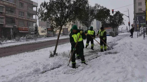 Gaziantep'te Yoğun Karla Mücadele Devam Ediyor