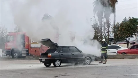 Adana’da Park Halindeki Otomobilde Yangın Çıktı