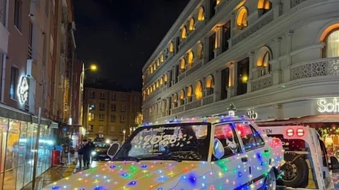 Yılın Son Günü Işıklarla Süslenen Araç