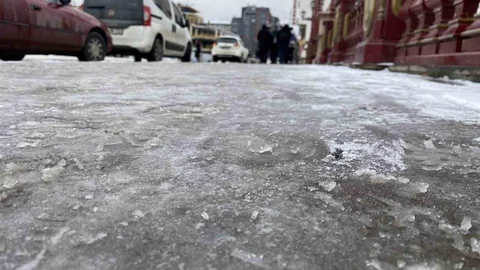 Eskişehir'de Kaldırımlar Buzla Kaplandı