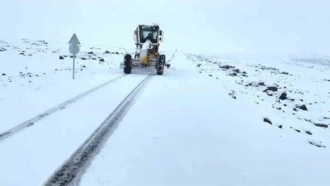 Şanlıurfa'da Kar Yağışı Nedeniyle Yollar Kapandı