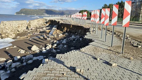 Dev Dalgalar Cide-Bartın Yolunu Aştı