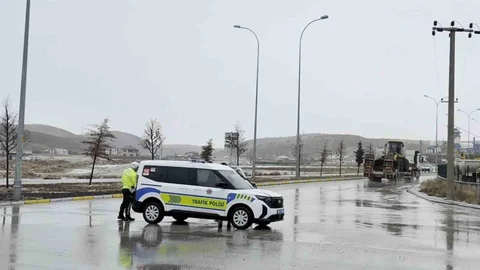 Aksaray'da Kar Yağışı Nedeniyle Yol Kapatıldı