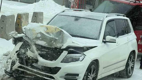 Tatvan'da Belediye Başkanının Aracı Kaza Yaptı