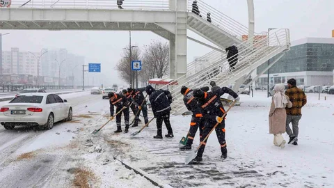 Diyarbakır'da Karla Mücadele Çalışmaları Devam Ediyor