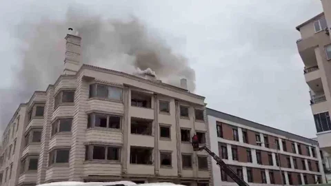 Balıkesir'de Eski Otelde Yangın Çıktı