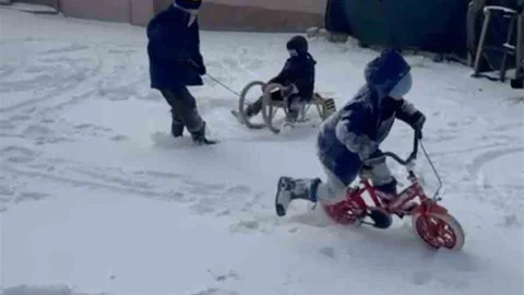Bin 430 Rakımlı Köyde Kızak Keyfi