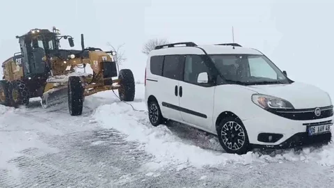 Aksaray’da Kar Yağışı Nedeniyle Araçlar Kurtarılıyor