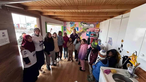 Yılbaşı İkramlıkları Hatay'daki Öğrencilere Ulaştı