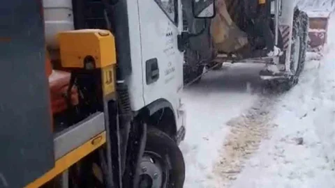 Düzce'de Elektrik Ekipleri Karda Mahsur Kaldı