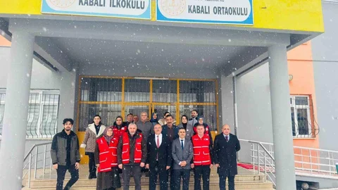 Türk Kızılay Vezirköprü'de Öğrencilere Kışlık Kıyafet Dağıttı