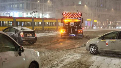 Polonya'da Kar Yağışı Nedeniyle Araçlar Mahsur Kaldı