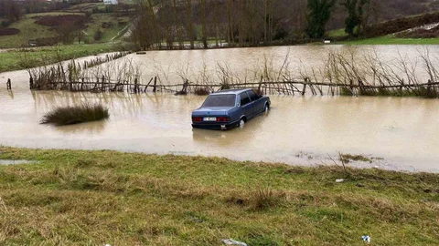 Sinop'ta Otomobil Su Birikintisine Düştü