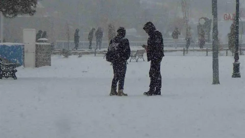 Kars'ta Halay Çeken Vatandaşlar Karın Keyfini Çıkardı