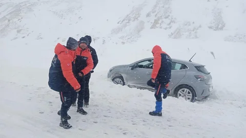 Kayseri’de Mahsur Kalan Araçlara Yardım Yapıldı