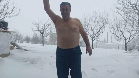 Kar Yağışına Üstsüz Kutlama: Elazığ'da İlginç Anlar