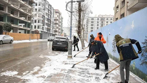 Malatya'da Yol Açma Çalışmaları Sürüyor