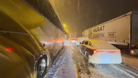 Elazığ'da Kar Yağışı Nedeniyle Araçlar Yolda Kaldı