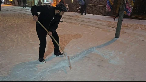 Elazığ'da Esnaf Karla Mücadele Ediyor