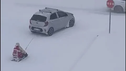 Elazığ'da Tehlikeli Kızak Eğlencesi