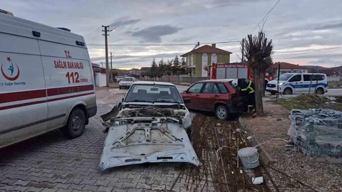 Çorum'da İki Otomobil Çarpıştı