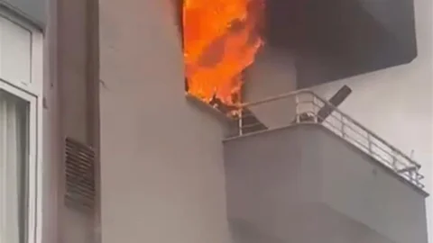 Mersin'de 3 Katlı Ev Yangını