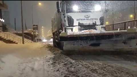 Batman'da Kar Yağışı Sürücüleri Zorladı