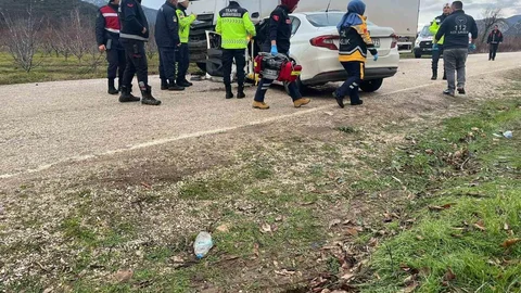 Isparta'da Kamyonla Otomobil Çarpıştı