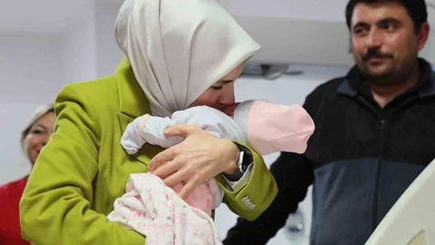 Bakan Göktaş'tan Yeni Doğan Bebeklere Destek Ziyareti