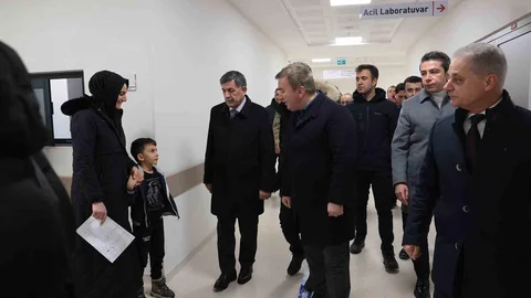 Erzincan'da Vali Aydoğdu Hastanede Yeni Yılı Karşıladı