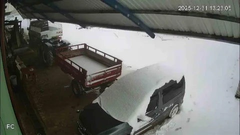 Kar Kütlesi Çatıyı Devirip Araçların Üzerine Düştü