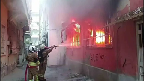 Hatay'da Kumaş Deposu Yangını