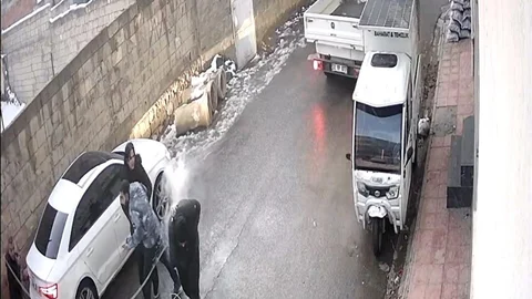 Mardin'de Elektrik Teli Gençlerin Üzerine Düştü