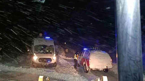 Çermik'te Karda Mahsur Kalan Ambulans Kurtarıldı
