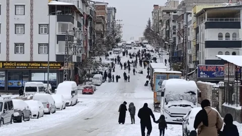Gaziantep'te Çocukların Kar Eğlencesi