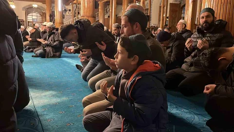 Konya'da Aileler Camide Buluştu