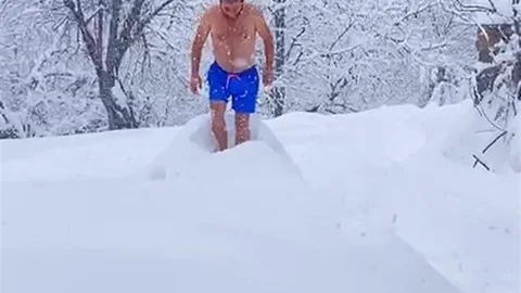 Eksi 10 Derecede Şortla Yüzdü