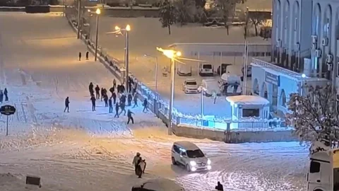 Siirt'te Çocukların Kartopu Eğlencesi