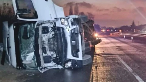 İnegöl'de Tır Devrildi, Sürücü Yaralandı