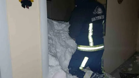 Van'da Çığ Düştü: 1 Kayıp, 22 Ev Boşaltıldı