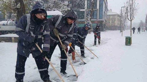 Düzce'de Karla Mücadele Devam Ediyor